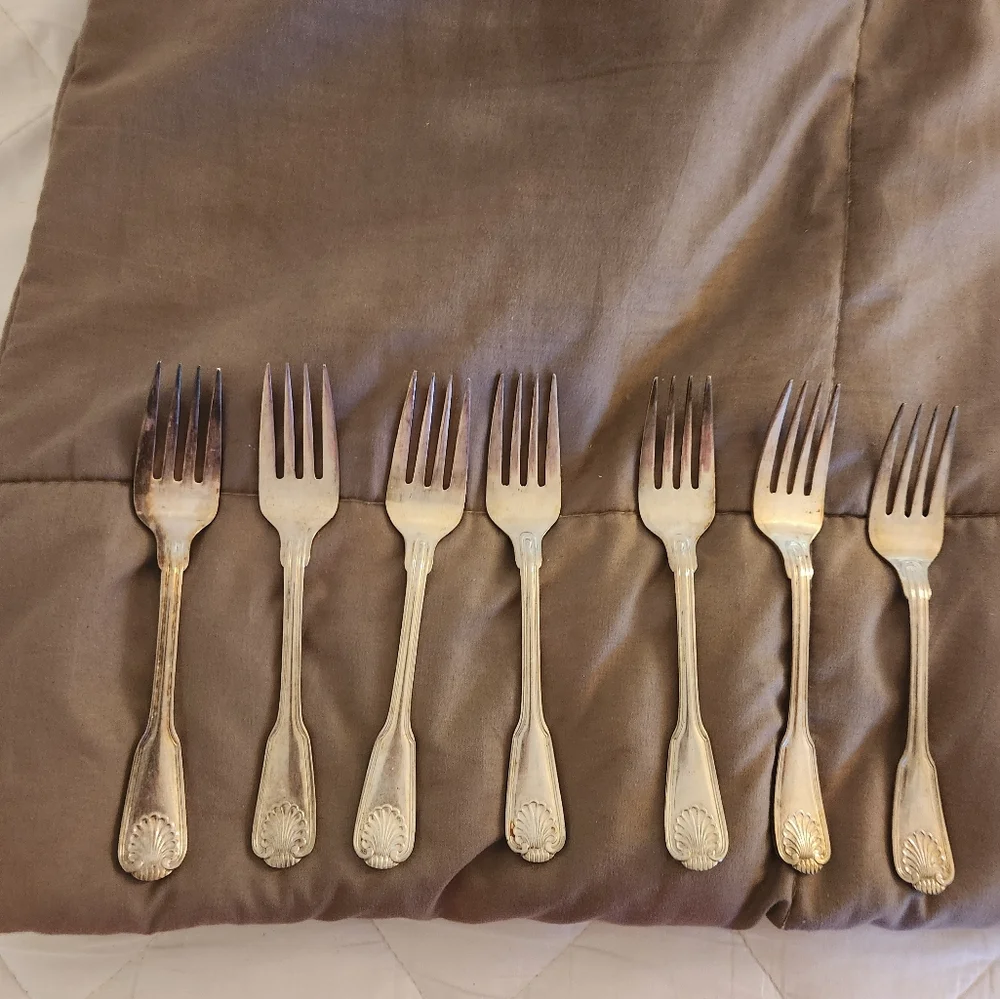 Antique 43 piece International E.P Korea shell pattern silverware set. - Picture 2 of 16